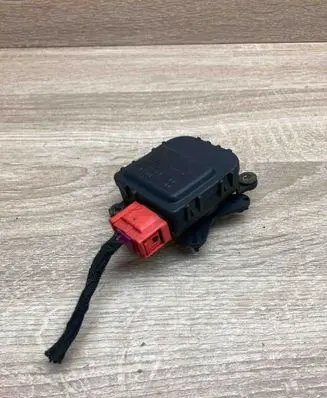 Audi A4 S4 B5 8D Air flap motor/actuator 0132801149