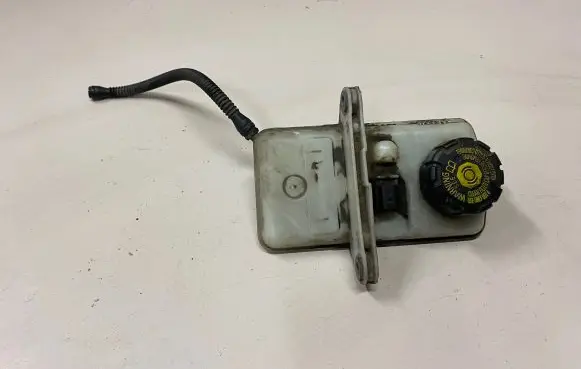 Brake fluid reservoir