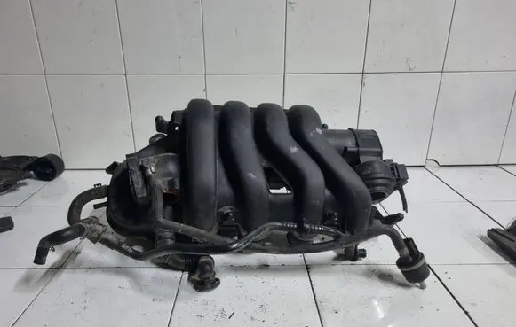 Volkswagen PASSAT B6 Intake manifold 06F133210P