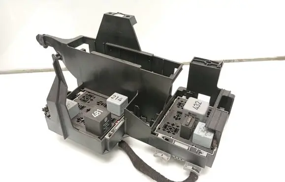 Volkswagen Touareg I Relay mounting block 7L0937503A 7L0937535 141951253B