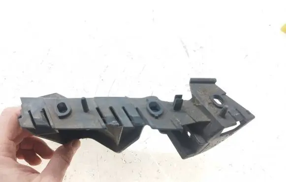 Front bumper mounting bracket