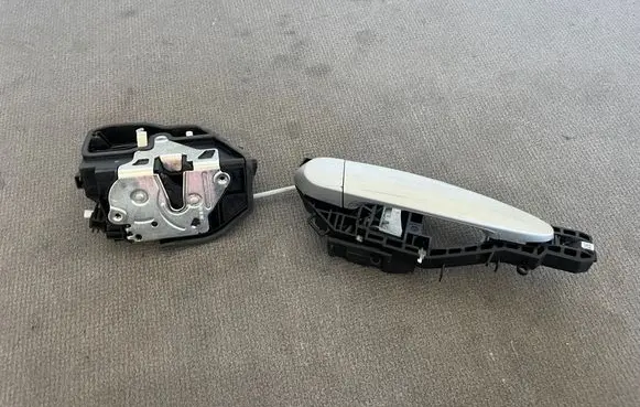 BMW 1 F20 F21 Front door lock 7229458 A053702