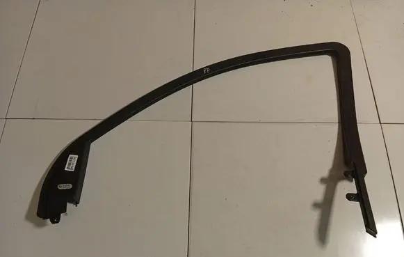 Dodge Journey Front door glass trim molding 100010053E