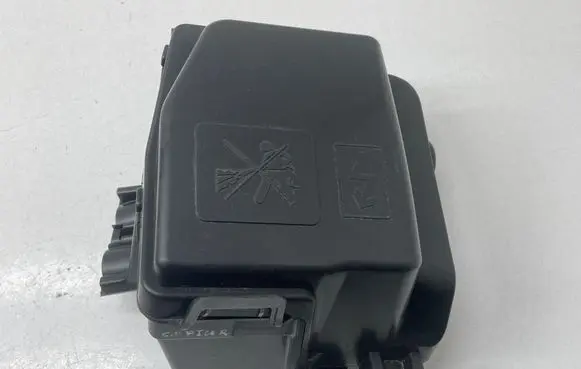 Renault Captur Fuse box set M0U7103 2438095843