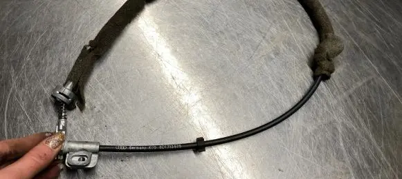 Volkswagen PASSAT B5 Gear shift cable linkage 8D1713575