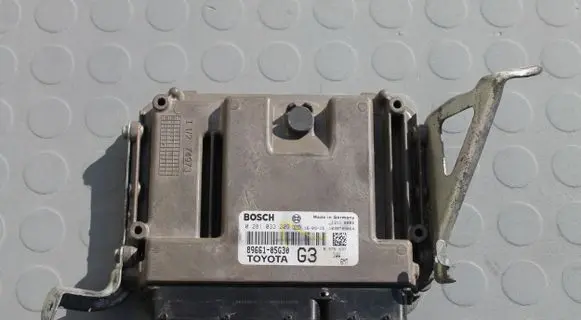 Toyota Avensis T270 Engine control unit/module 0281033209