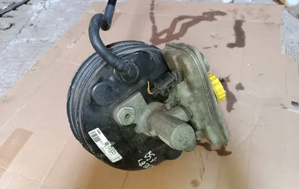 Volkswagen PASSAT B5.5 Brake booster 8E0612105J