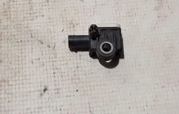 Mercedes-Benz GLA W156 Airbag deployment crash/impact sensor A1668210151