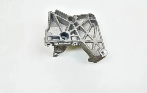 Nissan Qashqai Engine mounting bracket 8200633253