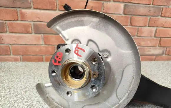 Rear wheel hub spindle/knuckle
