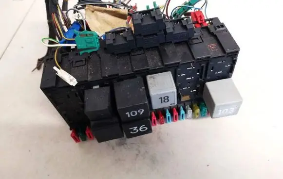 Volkswagen PASSAT B4 Fuse box set 357937039