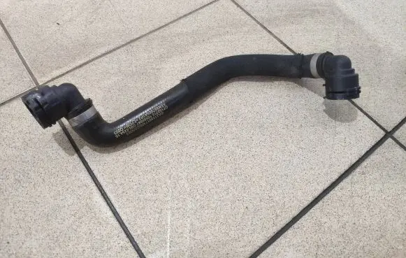 Mercedes-Benz GLC C253 Engine coolant pipe/hose A2135017400