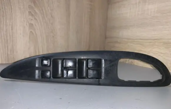 Nissan Primera Electric window control switch 25401AV640 C8DD702N
