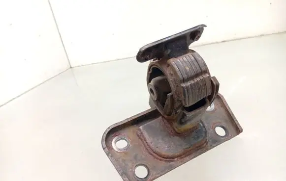 Toyota Avensis T270 Engine mount bracket 