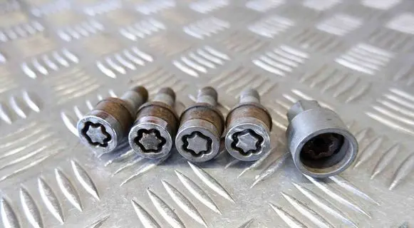 Nissan Qashqai Anti-theft wheel nuts and lock 