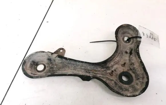 Toyota Avensis T270 Engine mounting bracket