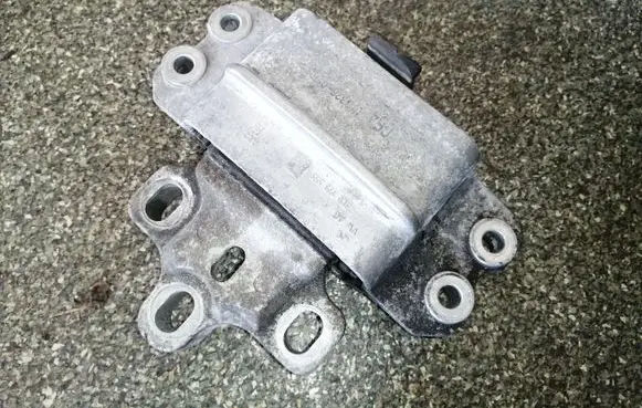 Volkswagen PASSAT B7 Engine mount bracket 3C0199555R