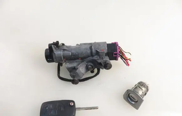 Audi A4 S4 B6 8E 8H Ignition lock 4B0905851C
