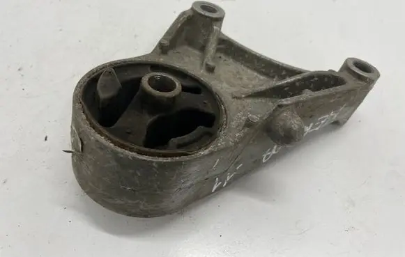 Opel Zafira B Engine mount bracket 13125635