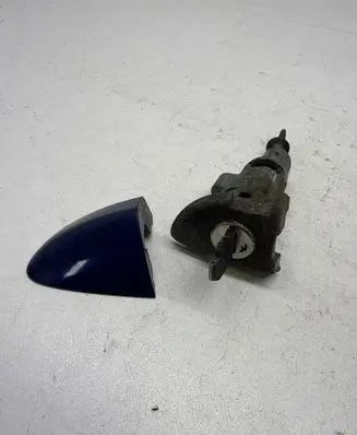 Volkswagen PASSAT B6 Front door lock (next to the handle) 3C0837879