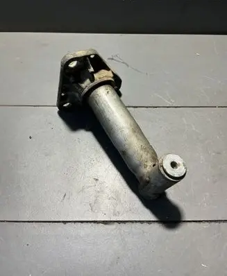 Front bumper mounting bracket