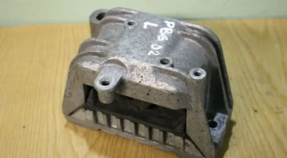 Volkswagen PASSAT B6 Engine mount bracket 1K0199262