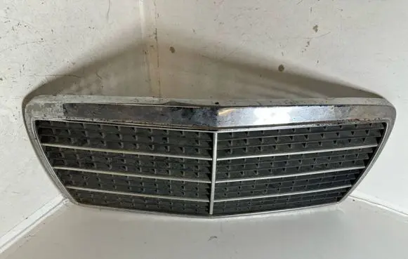 Mercedes-Benz C W202 Front bumper upper radiator grill