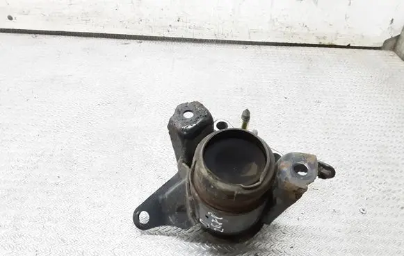 Toyota Avensis T250 Engine mount bracket
