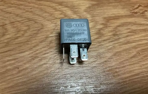 Volkswagen PASSAT B6 Other relay 141951253B