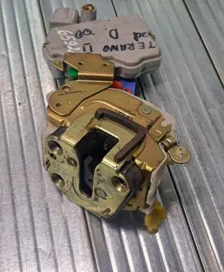 Nissan Terrano Front door lock