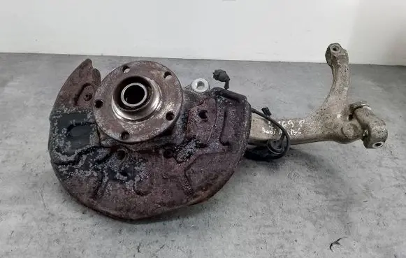Front wheel hub spindle knuckle