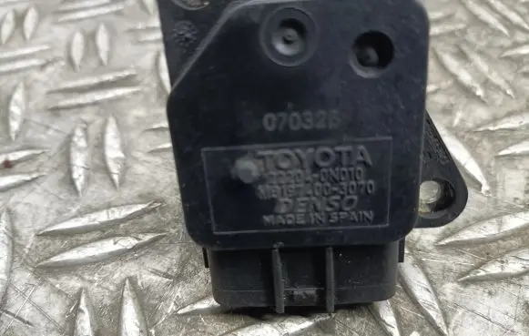 Toyota Avensis T250 Mass air flow meter 222040N01