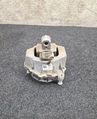 Engine mount bracket