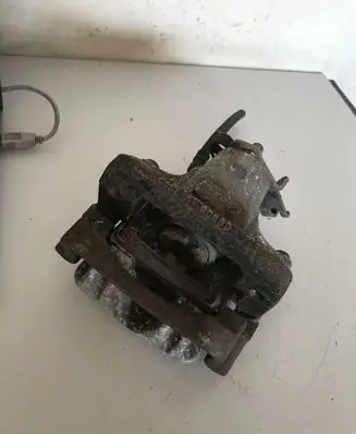 Opel Insignia A Rear brake caliper