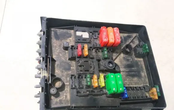 Volkswagen Golf V Fuse box set 1k0937125a 071148554-e