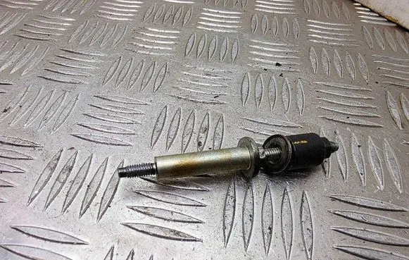 Mazda 6 Fuel Injector clamp holder 
