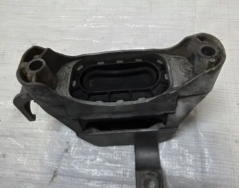Opel Zafira C Engine mount vacuum valve V060840101