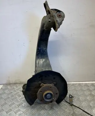 BMW 2 F46 Rear wheel hub 6851579