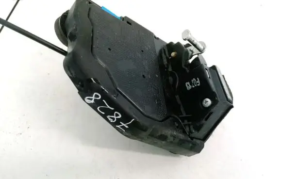 Toyota Auris E180 Front door lock A084219