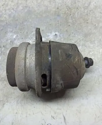 Volkswagen Touareg I Engine mount bracket
