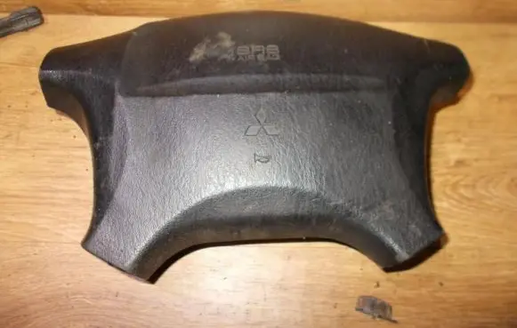 Mitsubishi Carisma Steering wheel airbag mr740922