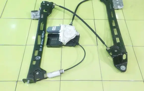 Volkswagen PASSAT CC Front door window regulator with motor 1K0959793P