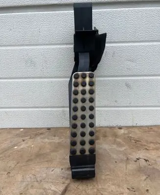 Mercedes-Benz C W203 Accelerator throttle pedal A2033000204
