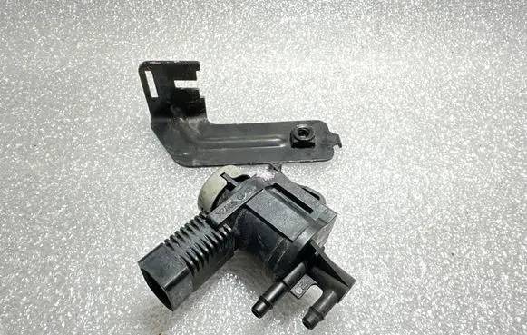 Audi A6 S6 C5 4B Turbo solenoid valve 1J0906283C