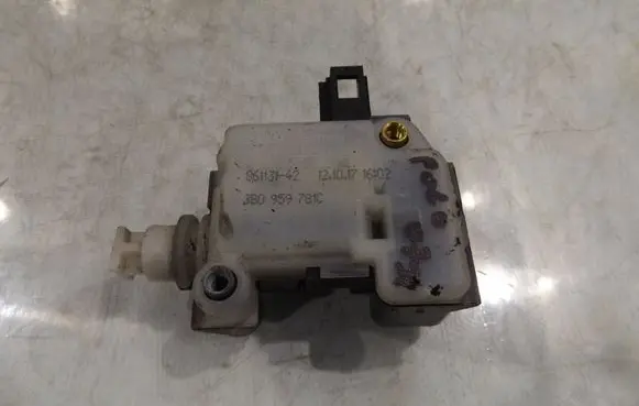 Volkswagen Polo IV 9N3 Tailgate boot lock/latch motor 3B0959781C