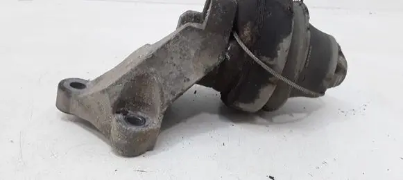 Volvo V70 Engine mount bracket