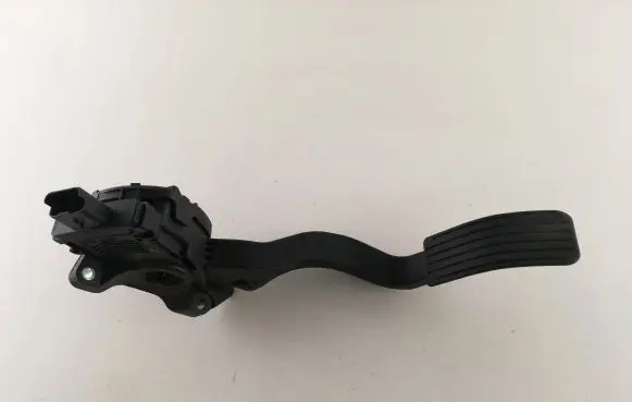 Accelerator throttle pedal