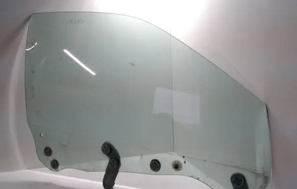 Subaru Impreza II Front door window glass four-door