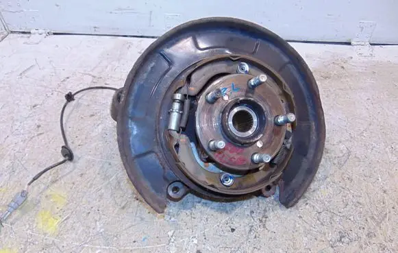 Rear wheel hub spindle/knuckle