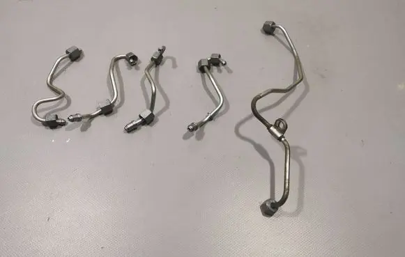 Nissan Qashqai+2 Fuel injector supply line/pipe 